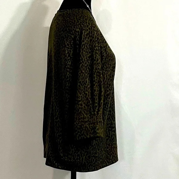 Animal print top - Sweatshirt - 2 for $20 or 3 for $30 (Mix & Match) - Picture 3 of 6